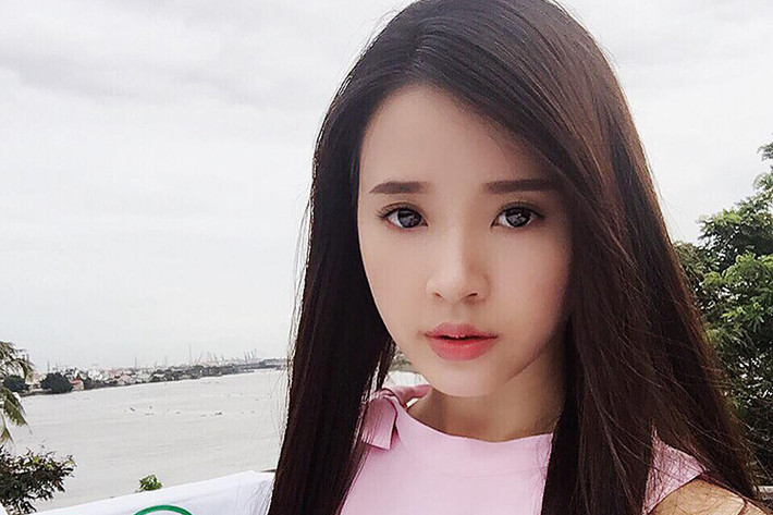 Gác lại những chuyện buồn tình cảm, hot girl Midu tái xuất showbiz khi tham gia dự án “Bí ẩn song sinh”. Đây là bộ phim trinh thám, hành động pha chút kinh dị.