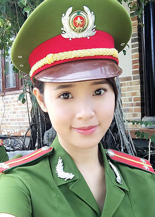 Hình ảnh Midu xinh tươi trong trang phục công an được chia sẻ kèm chú thích: “Hôm qua còn chăm chỉ đi học. Hôm nay đã chuẩn bị tinh thần đi bắt cướp rồi”.