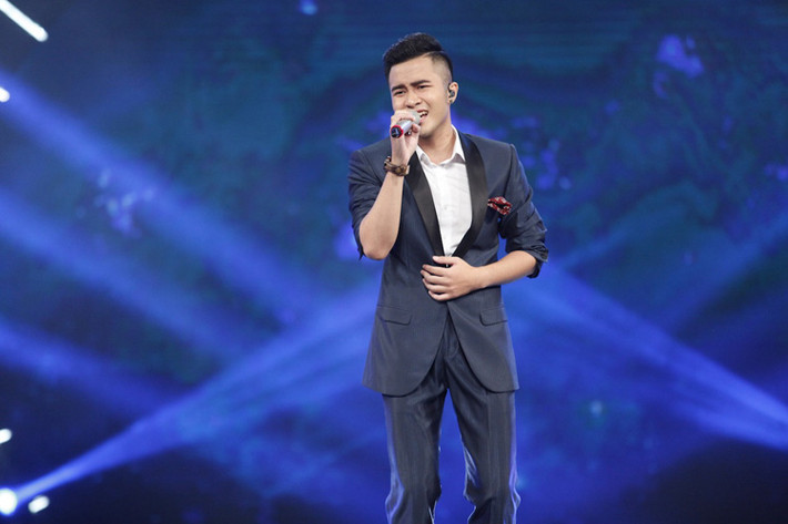 Thí sinh Tuấn Phong tranh tài bằng ca khúc "Yêu xa". Dù ghi điểm ở sự chỉn chu nhưng anh thể hiện ca khúc vẫn thiếu năng lượng và mang tư duy của một người sáng tác hơn là ca sĩ.