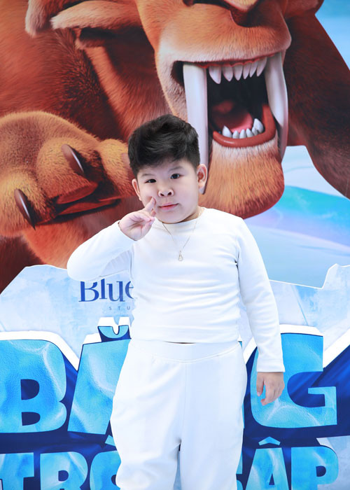 Bé A Pù - diễn viên nhí của "Bảo mẫu siêu quậy" đáng yêu tại buổi họp báo.