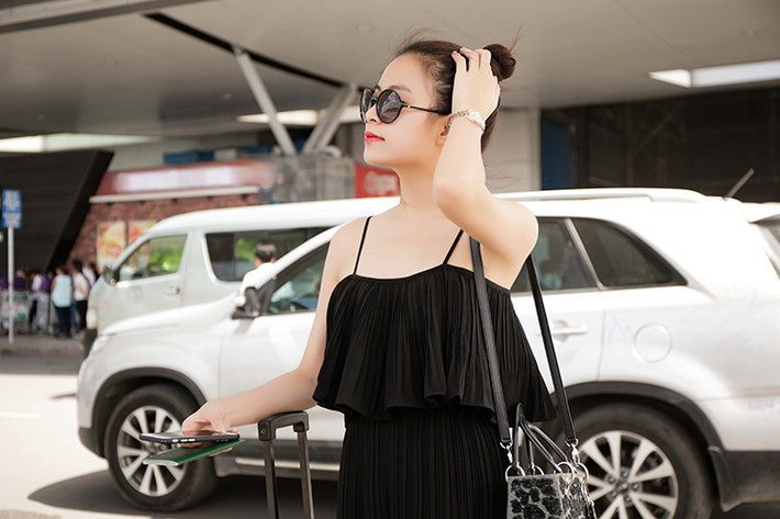 Bạn gái tin đồn của Vĩnh Thụy luôn chọn trang phục để khoe lợi thế vòng eo thon, đường cong nuột nà và "ăn gian" chiều cao.
