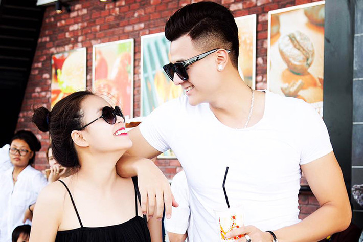 Gần đây, cặp đôi vướng nghi vấn bí mật ra nước ngoài hẹn hò. Cụ thể, cả hai đã cùng bay ra nước ngoài vào cùng một ngày.