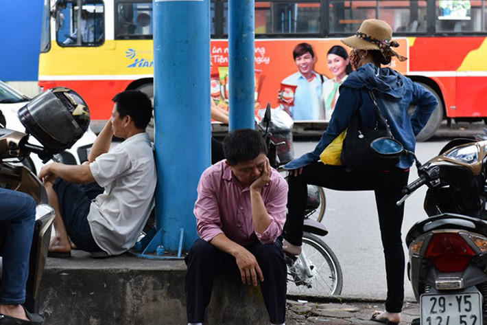 Tại cổng trường Đại học Bách Khoa Hà Nội, bất cứ chỗ nào sạch sẽ, có mặt phẳng đều được người nhà thí sinh tận dụng.