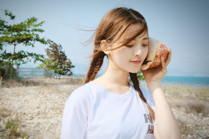 Đầu năm 2019, Dương Siêu Việt vượt mặt Địch Lệ Nhiệt Ba, Cổ Lực Na Trát để được tạp chí của Mỹ TC Candler bình chọn là gương mặt đẹp nhất Trung Quốc 2018.