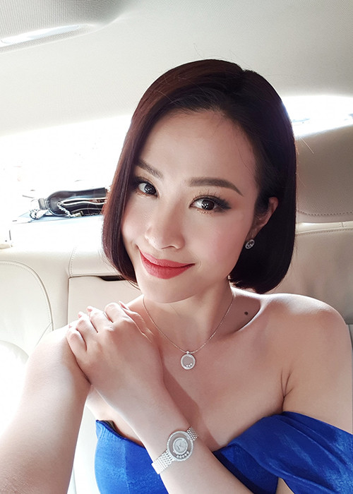 Đến nay, Đông Nhi đã sẵn sàng bước vào cuộc hôn nhân với Ông Cao Thắng sau 10 năm hẹn hò đầy ngọt ngào.