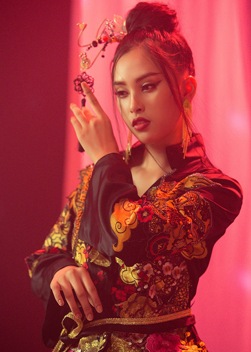 Tiểu Vy từng cover bản hit "Lạc trôi" của thần tượng để mang đi chinh chiến tại cuộc thi Hoa hậu Thế giới 2017. Ảnh: Zing