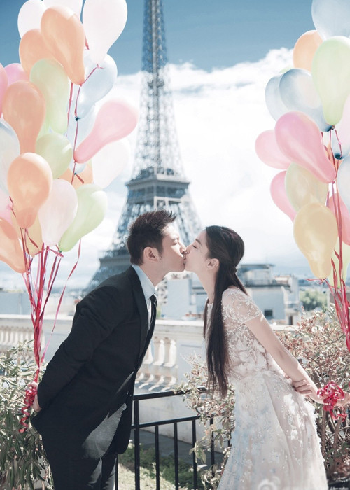 Khi Song Joong Ki- Song Hye Kyo tuyên bố đệ đơn ly dị, cư dân mạng đổ dồn sự chú ý vào Huỳnh Hiểu Minh - Angelababy vì đây là hai cặp sao nổi tiếng châu Á bị đồn ly hôn từ lâu.