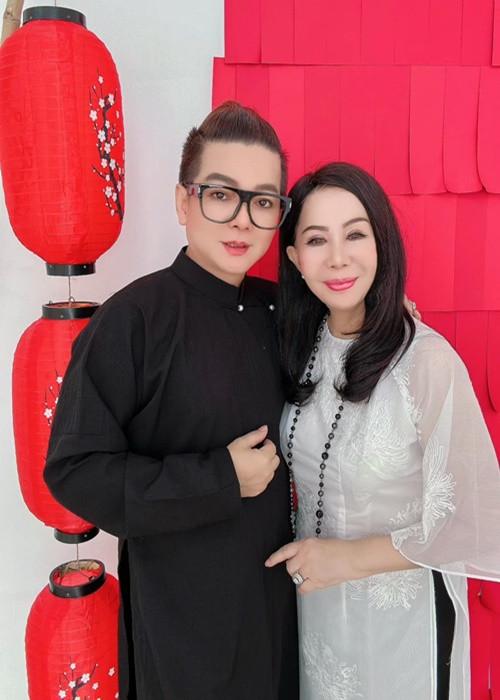 Vũ Hà hết mực chiều chuộng Huyền Vân. Nam ca sĩ sẵn sàng chia sẻ mọi công việc nhà như rửa chén, nấu ăn với vợ.