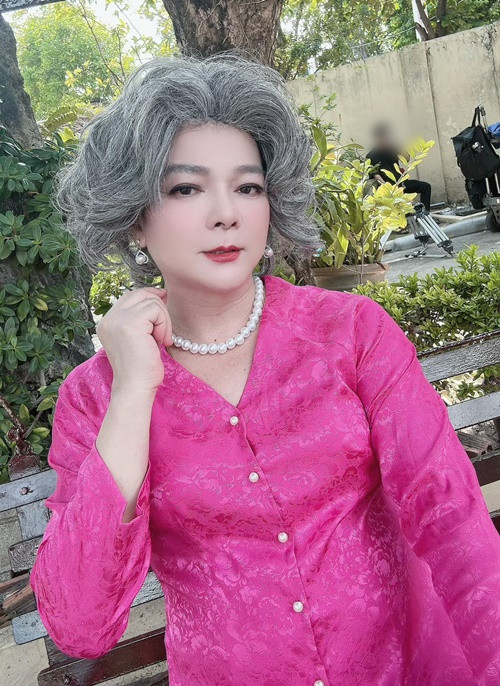 Vì thường xuyên giả gái, Vũ Hà vướng phải những tin đồn giới tính.