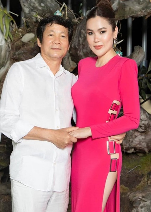 Phương Lê từng nhận những món quà đắt giá từ chồng như 3 viên kim cương vào sinh nhật năm 2019, nhẫn 21 tỷ dịp 8/3 năm 2017 và 6 tỷ tiền mặt cho việc giảm được 6 kg. Ảnh: FB Phương Lê.