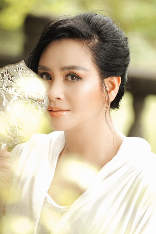 Nữ ca sĩ chia sẻ trên Dân Việt: "Ở mỗi giai đoạn khác nhau, người phụ nữ sẽ mang một vẻ đẹp riêng. Ở lứa tuổi của tôi, vẻ đẹp không còn là sự lộng lẫy, tươi tắn, mà là sự an nhiên, tĩnh tại, ở trí tuệ, sự nhân văn, sự rèn luyện trong tâm của mình". Ảnh: FB Thanh Lam.