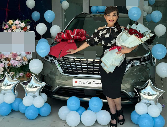 Những năm qua, nữ ca sĩ chuyển giới đầu tiên ở Việt Nam chăm chỉ chạy show. Vào tháng 6 vừa qua, Cát Tuyền khoe tậu xe hơi mới. Ảnh: FB Cát Tuyền.