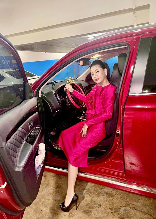 Nữ diễn viên còn tiết lộ, chiếc xe mà cô đang đi là bạn trai cho 500 triệu đồng để mua. Ảnh: FB Cát Phượng.