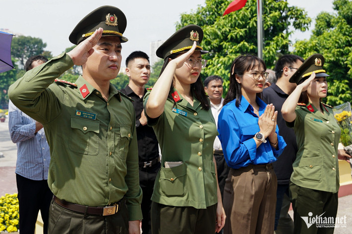 Nhiều cán bộ, chiến sĩ Đoàn Thanh niên Cục Đối ngoại, Bộ Công an đến nơi an nghỉ của Tổng Bí thư và những Anh hùng liệt sĩ để dâng hương với lòng thành kính, biết ơn. “Lực lượng Công an nhân dân chúng tôi nguyện phấn đấu, lập nhiều chiến công để xứng đáng với những cống hiến, hy sinh của các thế hệ đi trước”, một chiến sĩ nói.