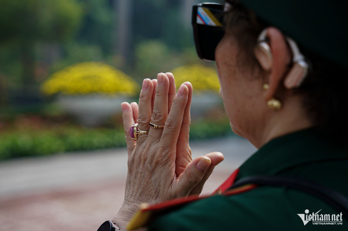 Bà Thái Thị Hậu từng nhập ngũ năm 1979 ở Quân khu Thủ đô. “Hôm qua tôi không đến được nhà tang lễ để viếng bác Trọng nên giờ này có mặt ở đây để thắp hương tỏ lòng biết ơn một người tôi rất trân trọng và thành kính. Tổng Bí thư là tấm gương để chúng tôi noi theo”, bà nói.