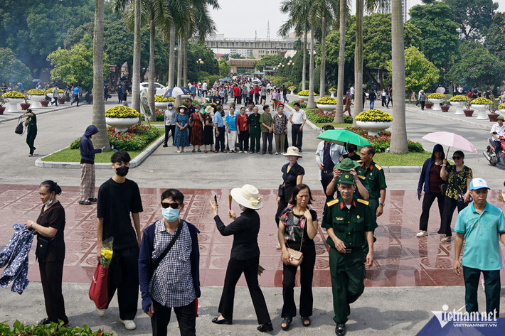 Trong số này có nhiều thân nhân liệt sĩ mang theo nến, hương, hoa dâng lên để tưởng nhớ người thân nhân ngày 27/7.