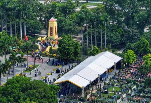 Nghĩa trang Mai Dịch (Hà Nội) ngày 27/7, một ngày sau Lễ an táng Tổng Bí thư Nguyễn Phú Trọng, rất đông người đến thăm viếng.