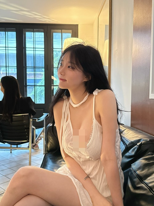 Mới đây, hình ảnh Asuna mặc đồ mỏng, trễ nải ở quán cà phê nhận được đến gần 85.000 người thích, chia sẻ.