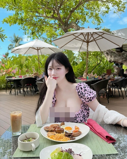 Nhiều người cho rằng nhan sắc của Asuna khá tự nhiên, không giống nhiều người đẹp "mặt nhựa".