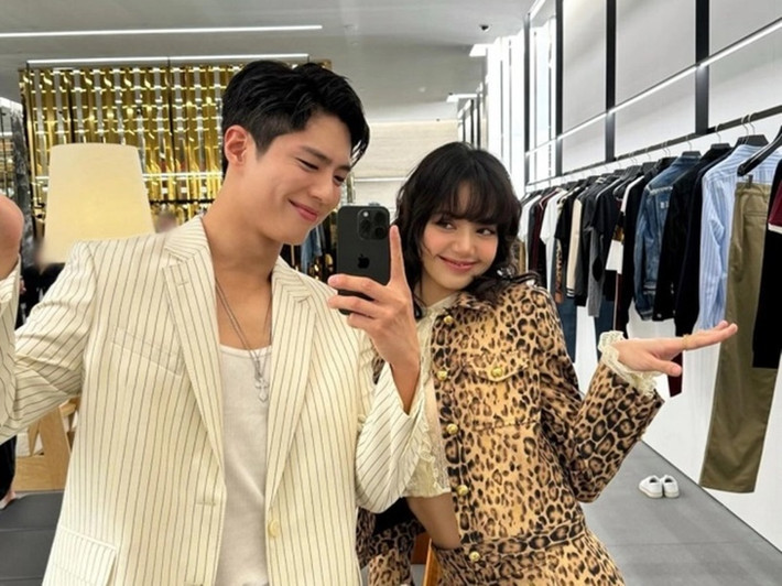 Park Bo Gum khoe ảnh bên Lisa khi cả hai tham gia một sự kiện vào tháng 12/2023. Ảnh: Instagram Park Bo Gum.