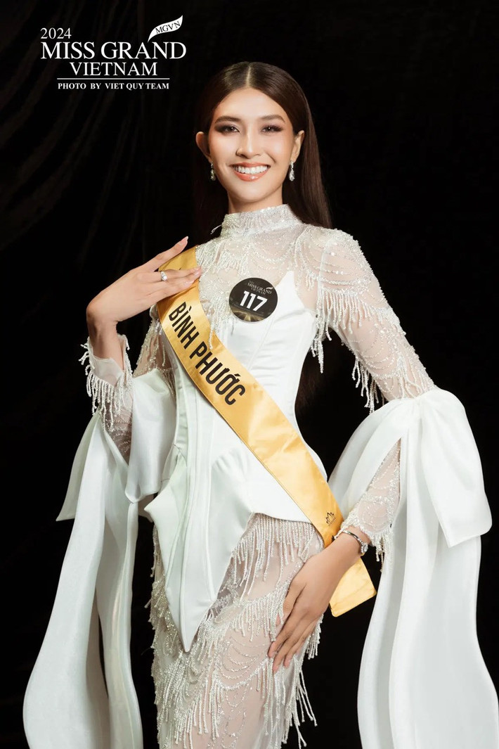 Minh Thương thích "phượt" xe máy với bạn bè và nhớ chuyến đi Đà Lạt gặp mưa suốt 2 tiếng trên đèo nguy hiểm, phải trú trong rừng cao su hồi tháng 5 vừa qua. Cô thích "phượt" để tận hưởng trọn vẹn cảnh vật, không khí thay đi xe dịch vụ.