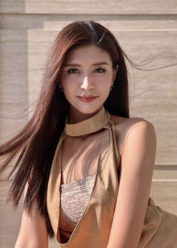 Gia đình là động lực lớn nhất của Minh Thương. Cô từng cân nhắc không học đại học để ở nhà chăm sóc ba mẹ, đặc biệt là mẹ vì bà mắc chứng rối loạn lo âu và hiếm khi ngủ ngon. “Ba mẹ hy sinh cả đời nuôi anh em tôi khôn lớn, luôn động viên không cần kiếm nhiều tiền báo hiếu, chỉ cần tự lập. Tôi không muốn thấy ba mẹ thêm tuổi mà mình chưa thành công, nên luôn cố gắng tạo niềm vui cho ba mẹ, dù nhỏ bé”, cô chia sẻ.