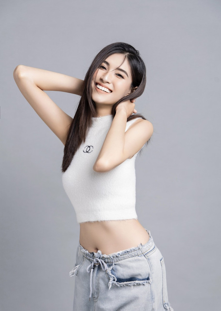Chiều cao nổi trội của Minh Thương một phần từ bố mẹ, phần lớn nhờ bơi lội từ năm 7 tuổi và tập luyện theo lộ trình của bác sĩ lúc cô 10 tuổi. Cô từng bị mặc cảm vì định kiến “chân dài não ngắn” từ những người xung quanh.
