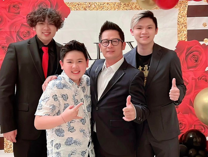 Trizzie Phương Trinh buồn, thất vọng, xót cho các con khi Bằng Kiều vắng mặt trong ngày quan trọng của các con. “Rất khó khi phải giải thích cho các con hiểu sự vắng mặt của bố và cũng rất khó để chính mình vượt qua sự hờn trách để cảm thông cho bố của tụi nhỏ. Hỷ nộ ái ố của một người phụ nữ mình có đủ, chứ chẳng phải thần thánh gì, chỉ là cái nộ và cái ố nó nhẹ hơn cái hỷ và cái ái mà thôi”, nữ ca sĩ tâm sự. Ảnh: FB Bằng Kiều.