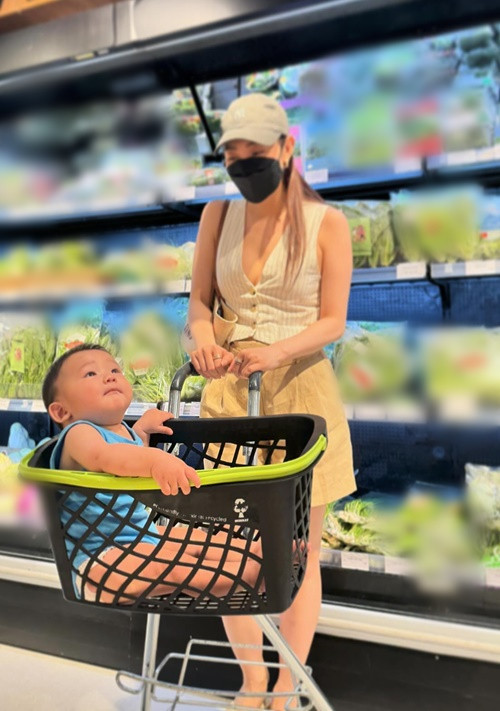 Minh Hằng vô cùng bận rộn. "Đã là mẹ bỉm sữa thì không có thời gian nào rảnh. Lúc con mở mắt ra chơi thì mình chơi với con. Lúc con ngủ, mình sẽ làm hàng tá những công việc còn lại như sắp xếp công việc kinh doanh của mình, sắp xếp việc trở lại nghệ thuật, khi con thức dậy thì mình làm những gì. Nói chung một ngày trôi qua rất nhanh và không có thời gian nghỉ ngơi. 6h sáng bắt đầu và tới 11h đêm mới kết thúc được mọi thứ", nữ ca sĩ chia sẻ.