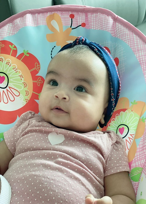 Ái nữ nhà Võ Hạ Trâm trộm vía bụ bẫm với chân tay tròn lẳn, đôi má phúng phính.