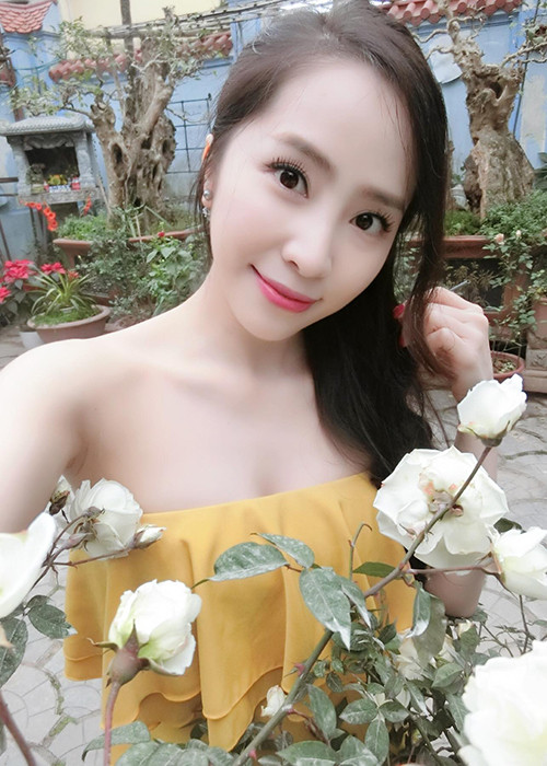 Vợ cũ của Doãn Tuấn thường chọn áo cúp ngực, áo hai dây hay áo trễ vai để tôn lên vòng một.