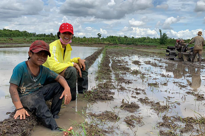 Trên trang cá nhân, Hoa hậu H'hen Niê vừa chia sẻ loạt ảnh ra đồng làm ruộng khi về quê.