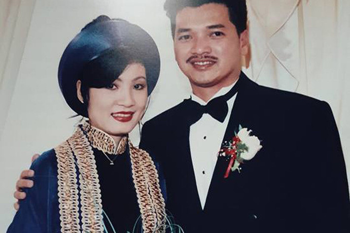 Năm 1990, Quang Minh bất ngờ sang Mỹ định cư và kết hôn. Ở Việt Nam, Hồng Đào trải qua vài mối tình nhưng không đi tới đâu.
