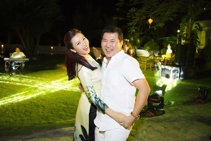 Ông xã của Hoa khôi Thu Hương không chỉ tài giỏi mà còn rất chu đáo với vợ con.