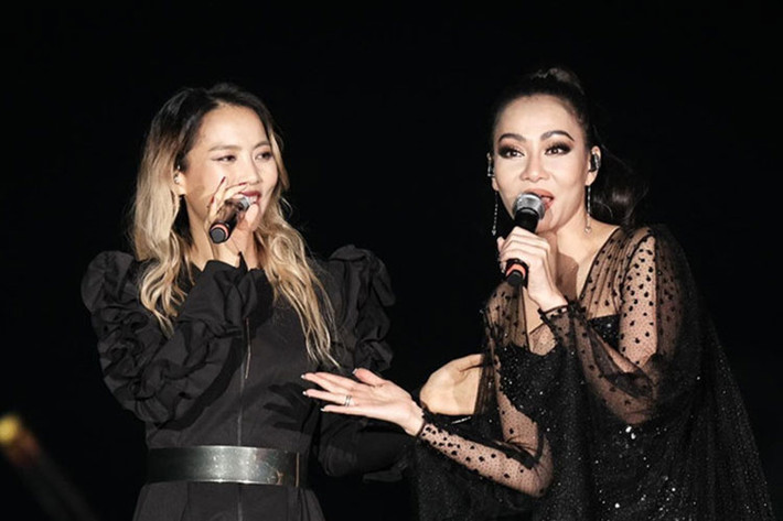 Thu Minh đang vướng nghi vấn chơi xấu Kim So Hyang. Theo một số cư dân mạng, mic của nữ ca sĩ xứ Hàn bị chỉnh bé khi cô là khách mời song ca cùng Thu Minh. Ảnh: Zing