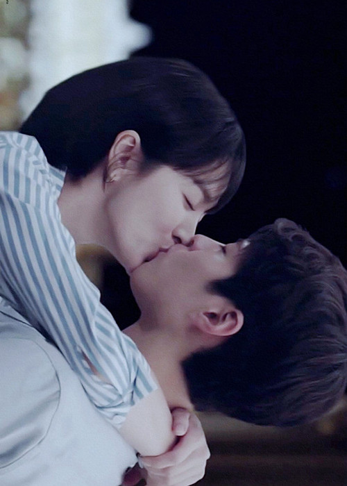 Vợ cũ của Song Joong Ki đã có nhiều cảnh quay tình cảm với bạn diễn kém tuổi Park Bo Gum trong phim.