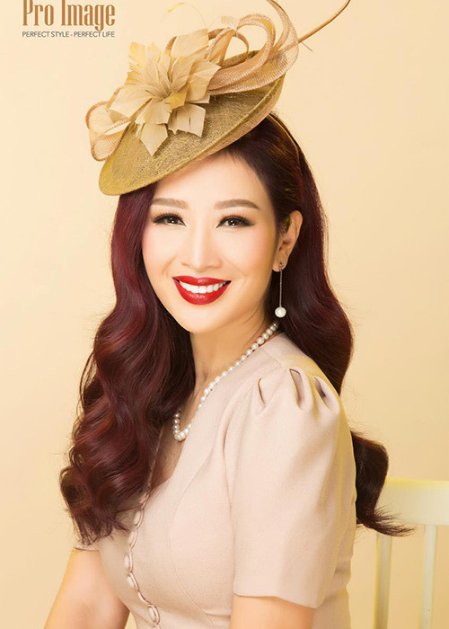 Hoa khôi Thu Hương gây ấn tượng với khán giả với gương mặt khả ái, nụ cười duyên dáng, vóc dáng thon gọn, gợi cảm.