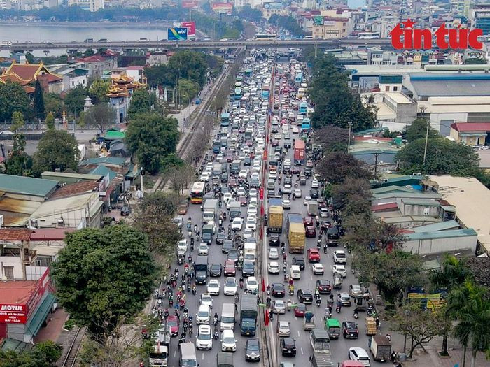 Lúc 17 giờ ngày 30/12, đường Giải Phóng hướng về Thường Tín mật độ giao thông rất cao.