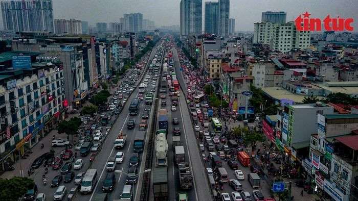 Theo dự báo, sáng 31/12, người dân tiếp tục về quê nghỉ Tết Dương lịch 2023 nên giao thông tại Thủ đô Hà Nội, đặc biệt là những tuyến đường khu vực cửa ngõ sẽ tiếp tục phải chịu áp lực giao thông rất cao.