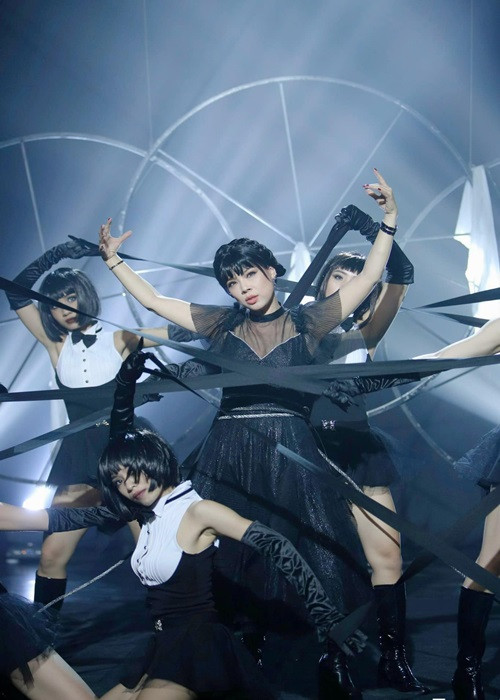 Mới đây, ca sĩ Thanh Thảo tung MV cover “Bên trên tầng lầu”. Trong MV, nữ ca sĩ cosplay thành Wednesday - nữ chính ở độ tuổi học sinh trung học trong series phim kinh dị cùng tên. Nhiều ý kiến chê MV của Thanh Thảo sến, âm nhạc nhàm chán và vũ đạo kỳ lạ, không liên quan bài hát. Ảnh: Vietnamnet