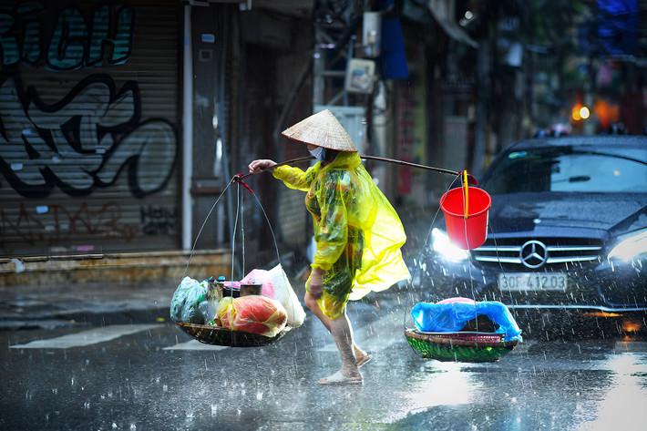 Mưa mùa thu Hà Nội không ồn ào, xối xả như mưa mùa hạ. Nó đến bất chợt rồi đi cũng rất nhanh. Mưa Hà Nội xuất hiện trong rất nhiều bài thơ, câu hát, là nguồn cảm hứng bất tận cho các nhạc sĩ khi sáng tác về những nét đặc biệt của Thủ đô. Ảnh: Giang Trịnh.