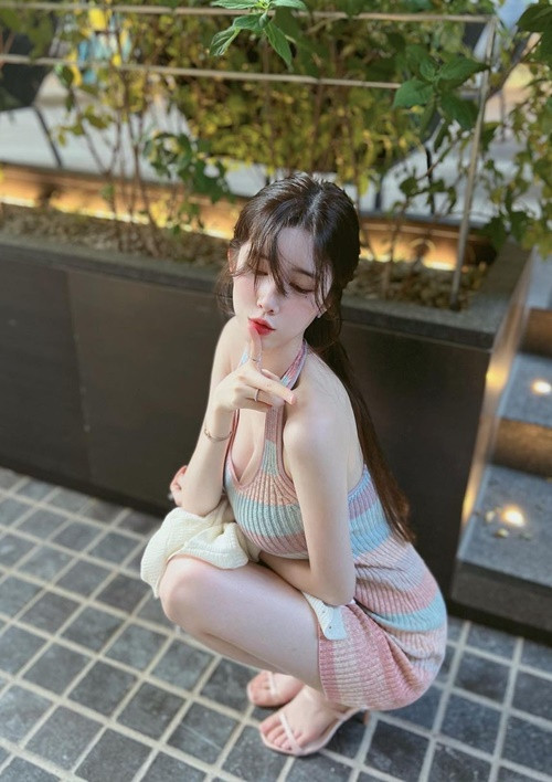 Hot girl xinh đẹp gợi cảm, trẻ trung trên phố.