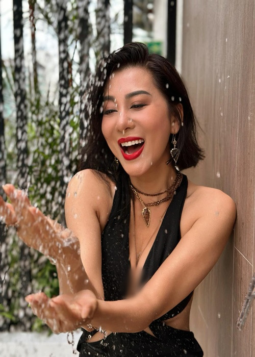 Kỳ Duyên trẻ trung hơn tuổi thật nhờ mái tóc ngắn.
