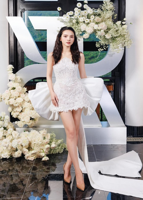Quỳnh Lương trẻ trung, gợi cảm với váy ngắn khi dự sự kiện. Ảnh: FB Quỳnh Lương.