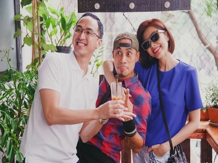 Phạm Anh Khoa (giữa) rất thân thiết với Tăng Thanh Hà. Nam ca sĩ đã được Hà Tăng giới thiệu cho cô bạn thân Thùy Trang cách đây nhiều năm. Ảnh: Znews.