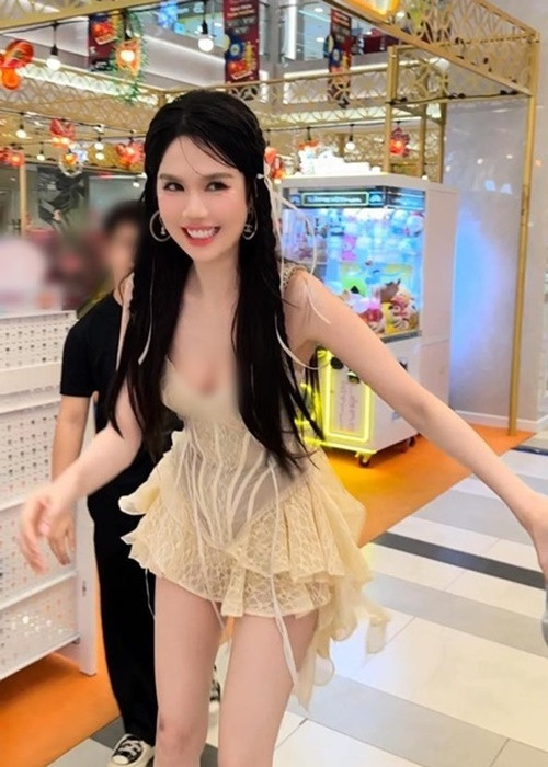 Tháng 2/2024, người mẫu Ngọc Trinh bị tuyên 1 năm tù treo về hành vi “Gây rối trật tự công cộng”, được trả tự do tại tòa. Đến tháng 9/2024, cô gây tranh cãi khi mặc váy ngắn, trượt patin nơi mua sắm. Ảnh: Vietnamnet.