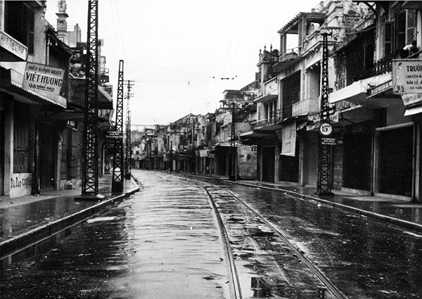 Cảnh tương tự tại phố Hàng Đào bởi lệnh giới nghiêm trước khi bộ đội Việt Minh tiếp quản Thủ đô.