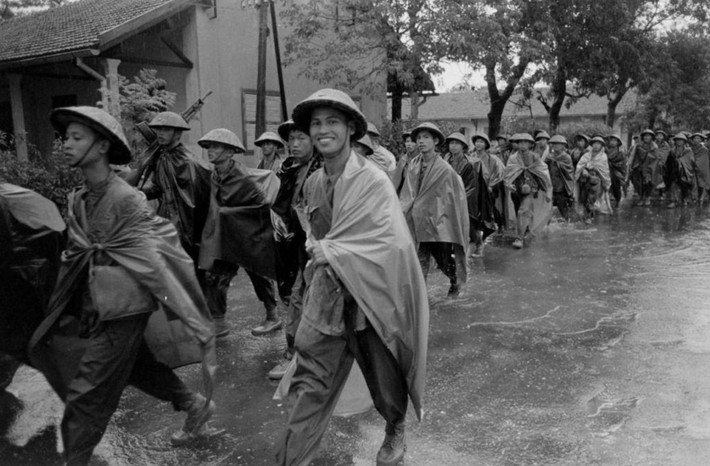 Các chiến sĩ Việt Minh tiến vào thành phố Hà Nội trong mưa.