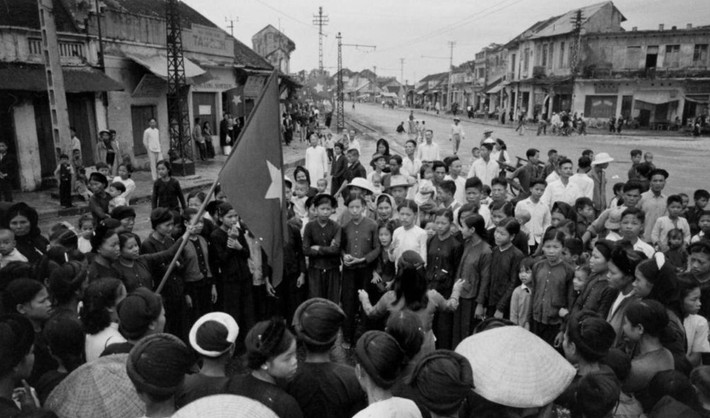 Hàng trăm người tập trung ở Ngã Tư Sở và hát vang những khúc ca thể hiện lòng yêu nước.