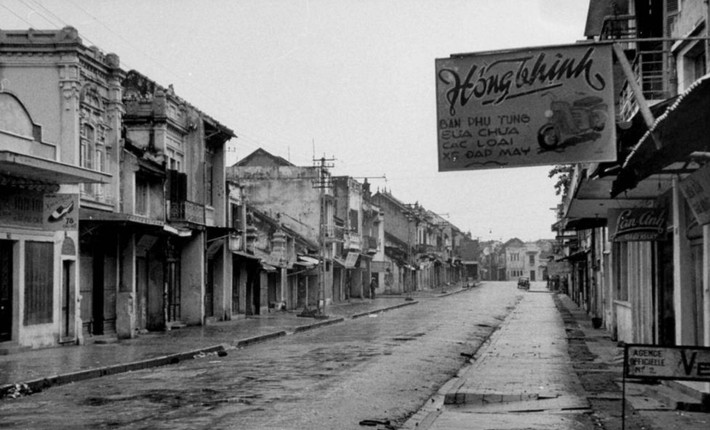 Khung cảnh vắng lặng của phố Cầu Gỗ sáng sớm ngày 10/10/1954.